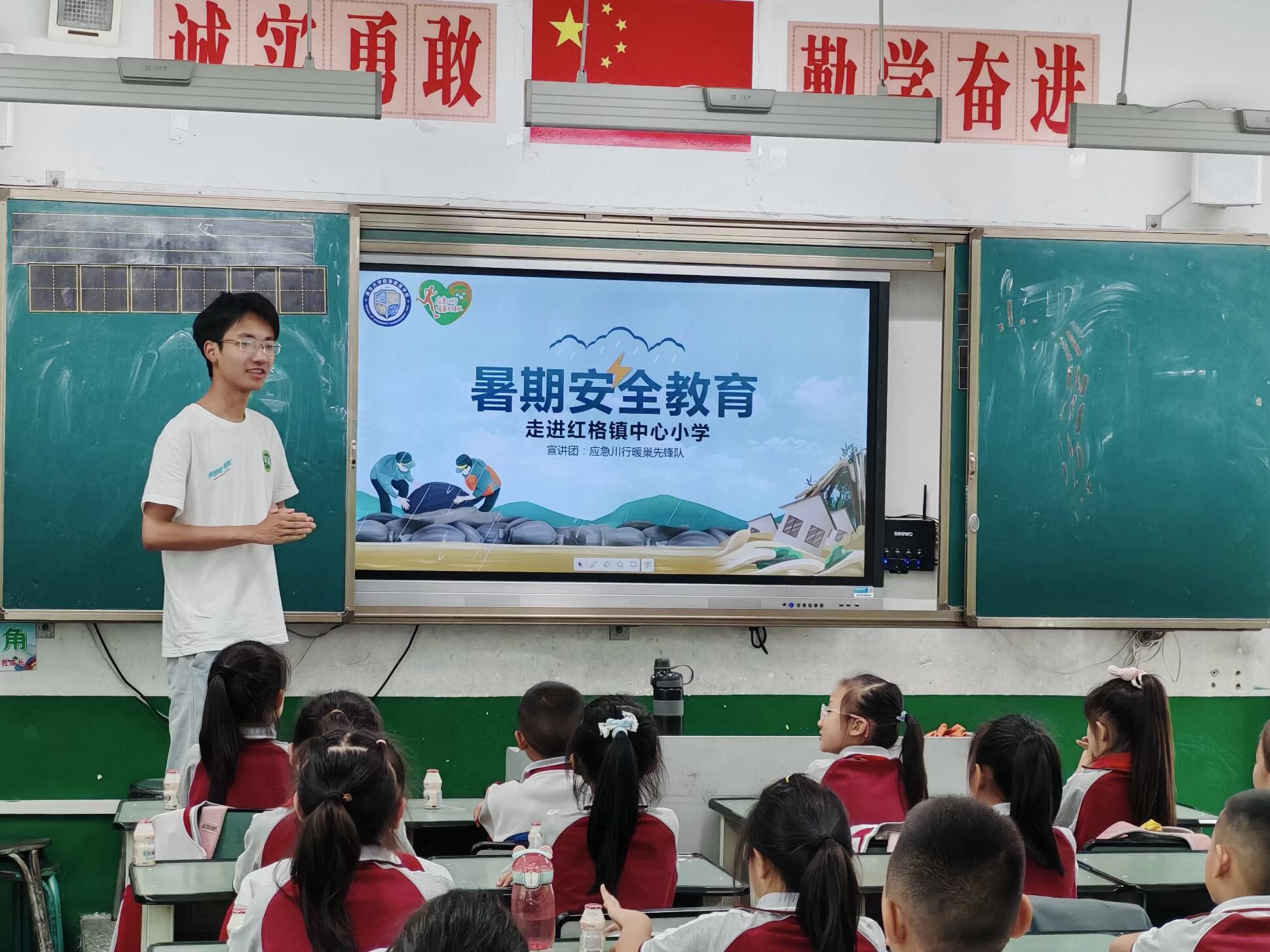 ���A��W(xu��)��(y��ng)������W(xu��)Ժ���M(j��n)�t���(zh��n)���ČW(xu��)У�M(j��n)�����ڰ�ȫ������Ӗ(x��n)